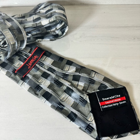 Geometric Gray Silk Tie with Modern Design - Picture 2 of 2